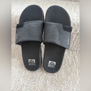 Reef Men’s Fanning Slide. Color:Black/Silver. Size 9. Great condition.